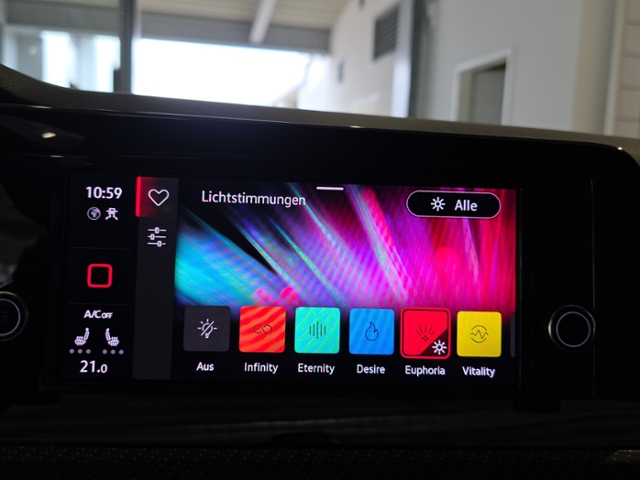 Golf VIII R-Line 1.5 eTSI DSG*ACC*AMBIENTE*