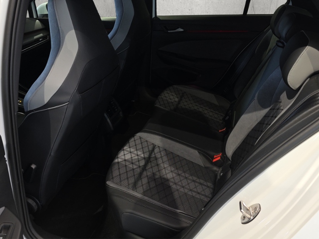 Golf VIII R-Line 1.5 eTSI DSG*ACC*AMBIENTE*