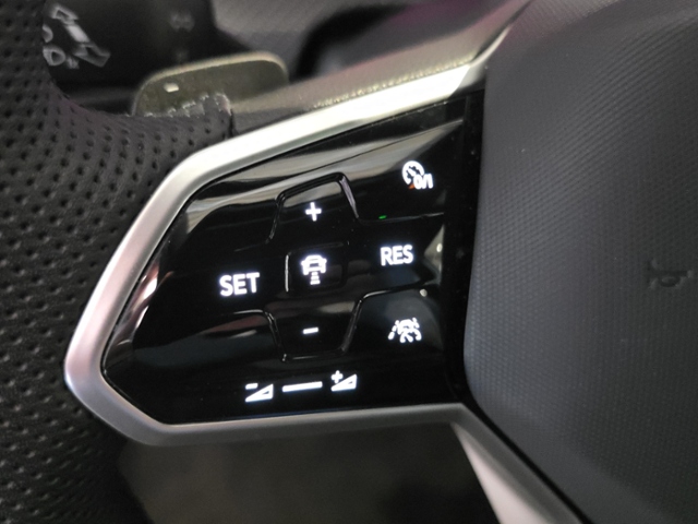 Golf VIII R-Line 1.5 eTSI DSG*ACC*AMBIENTE*