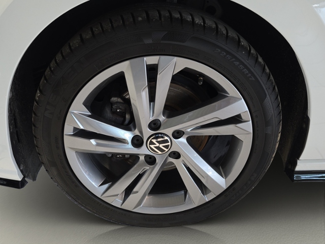 Golf VIII R-Line 1.5 eTSI DSG*ACC*AMBIENTE*