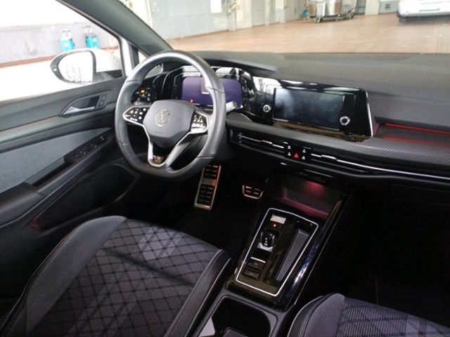 Golf VIII R-Line 1.5 eTSI DSG*ACC*AMBIENTE*