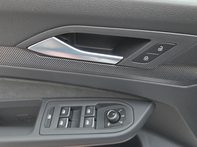 Golf VIII Var. R-Line 1.5 eTSI DSG*AHK*IQ.LIGHT*