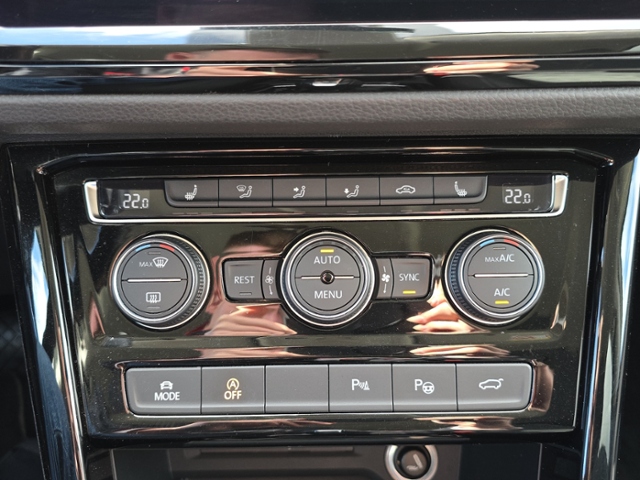 Touran R-Line 2.0 TDI DSG*AHK*PANO*7-SITZ*