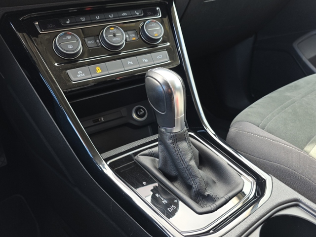 Touran R-Line 2.0 TDI DSG*AHK*PANO*7-SITZ*