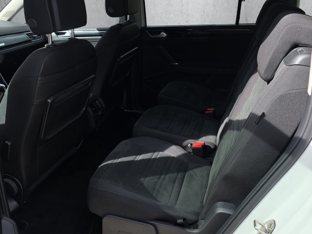 Touran R-Line 2.0 TDI DSG*AHK*PANO*7-SITZ*
