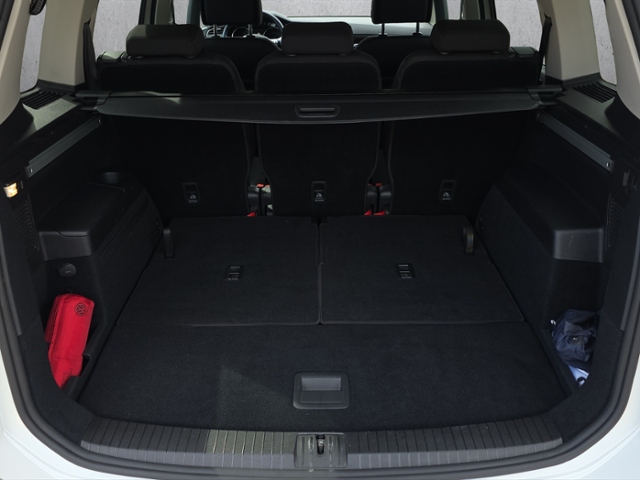 Touran R-Line 2.0 TDI DSG*AHK*PANO*7-SITZ*