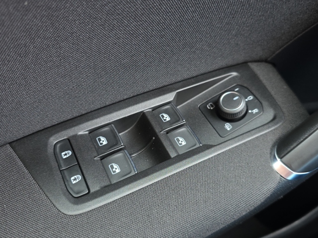 Touran R-Line 2.0 TDI DSG*AHK*PANO*7-SITZ*