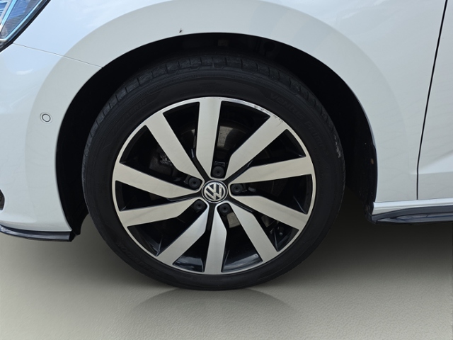 Touran R-Line 2.0 TDI DSG*AHK*PANO*7-SITZ*