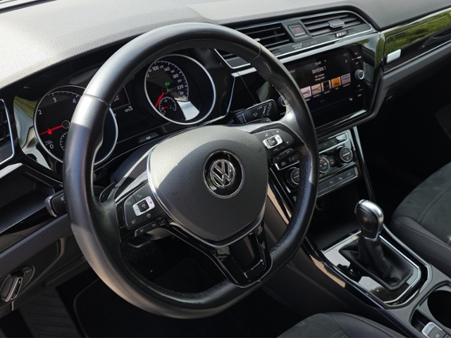 Touran R-Line 2.0 TDI DSG*AHK*PANO*7-SITZ*